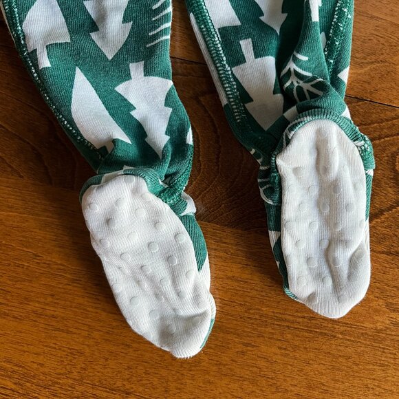 Hanna Andersson festive trees pajamas 60 - Picture 7 of 12